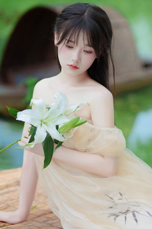 一位女子与两名男士的甜蜜互动